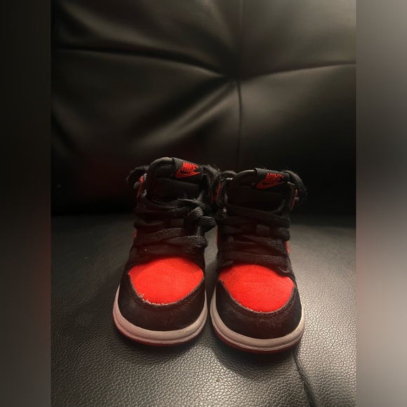 Jordan 1 Retro High OG "Satin Bred" Toddler Girls' Shoe - Picture 2 of 3